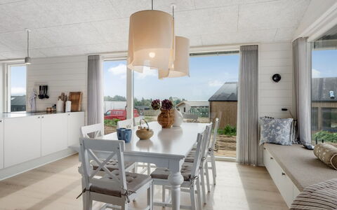 Pia - 350M from the Sea: Mobilia, Interior Design, Pavimentazione, Pavimento, Legna, Soffitto, Lampada, Cucina & Sala Da Pranzo Tavolo, Sedia, Sala Da Pranzo