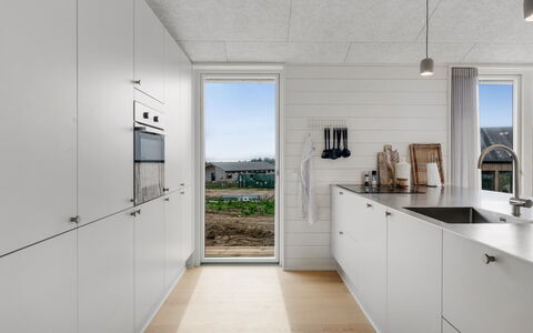 Pia - 350M from the Sea: Pavimentazione, Legna, Pavimento, Cucina, Controsoffitto, Materiale Composito, Pavimento In Legno, Piastrella, Elettrodomestico Da Cucina