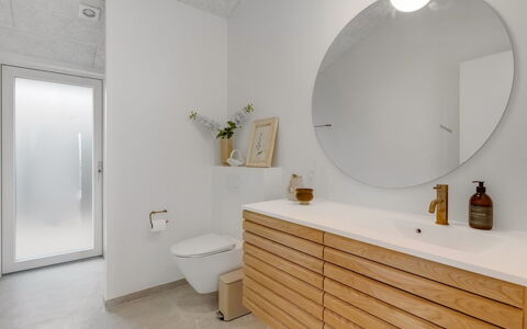 Pia - 350M from the Sea: Pavimentazione, Parete, Idraulico Fixture, Pavimento, Interior Design, Mobiletto Del Bagno, Lavandino Del Bagno, Lavello, Soffitto, Bagno