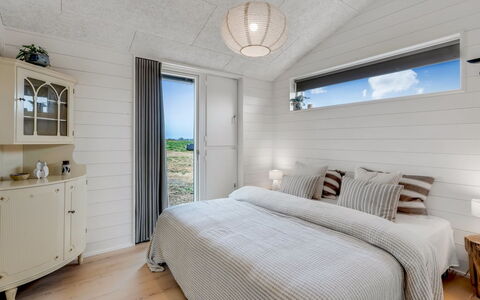 Pia - 350M from the Sea: Soffitto, Legna, Interior Design, Pavimentazione, Camera Da Letto, Illuminazione, Pavimento, Lampada, Letto, Camera