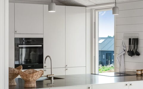 Pia - 350M from the Sea: Cucina, Pavimentazione, Controsoffitto, Legna, Interior Design, Pavimento, Elettrodomestico Da Cucina, Soffitto, Lampada, Mobilia