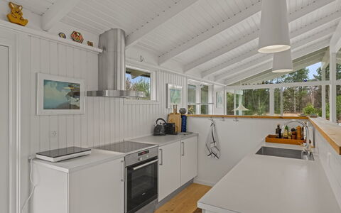 Gudmunda - 300M from the Sea: Legna, Pavimentazione, Cucina, Soffitto, Interior Design, Controsoffitto, Pavimento, Elettrodomestico Da Cucina, Elettrodomestico, Apparecchio Major