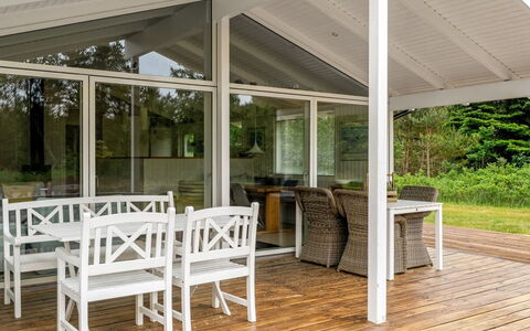 Gudmunda - 300M from the Sea: Legna, Portico, Soffitto, Deck, Shade, Latifoglie, Color Legno, Sedia, Terrazza, Struttura Esterna