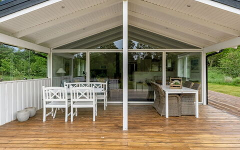Gudmunda - 300M from the Sea: Casa, Tetto, Casa, Porta, Villetta, Shade, Giardino, Groundcover, Portico, Cortile