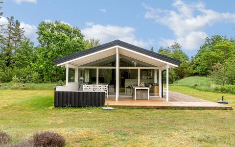 Gudmunda - 300M from the Sea: Casa, Tetto, Casa, Porta, Villetta, Shade, Giardino, Groundcover, Portico, Cortile