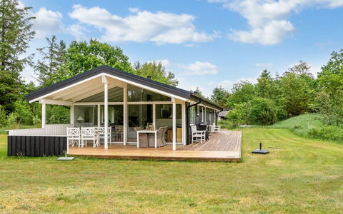 Gudmunda - 300M from the Sea: Casa, Tetto, Casa, Porta, Villetta, Shade, Giardino, Groundcover, Portico, Cortile