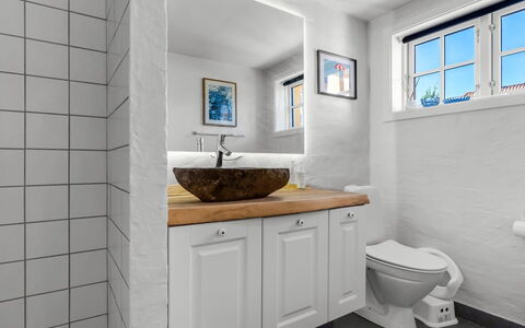 Annagrete - 300M from the Sea: Parete, Idraulico Fixture, Bagno, Pavimentazione, Interior Design, Pavimento, Lavello, Rubinetto, Lavandino Del Bagno, Idraulico