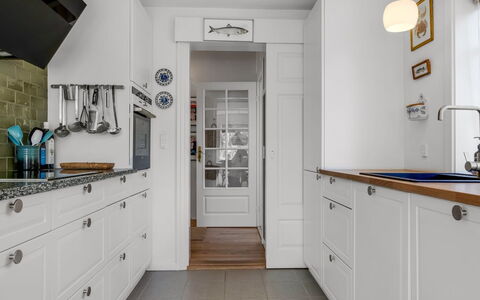 Annagrete - 300M from the Sea: Cucina, Cabinetry, Controsoffitto, Elettrodomestico Da Cucina, Pavimentazione, Interior Design, Apparecchio Major, Legna, Mobilia, Pavimento