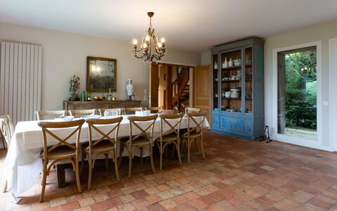 Le Chant D'Azif: Mobilia, Pavimentazione, Interior Design, Legna, Pavimento, Sedia, Tavolo, Cucina & Sala Da Pranzo Tavolo, Soffitto, Sala Da Pranzo