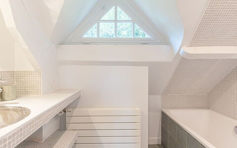 Le Chant D'Azif: Interior Design, Pavimentazione, Soffitto, Pavimento, Idraulico Fixture, Bagno, Materiale Composito, Piastrella, Idraulico, Rubinetto
