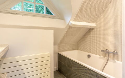 Le Chant D'Azif: Pavimentazione, Parete, Interior Design, Legna, Pavimento, Idraulico Fixture, Soffitto, Vasca Da Bagno, Bagno, Idraulico