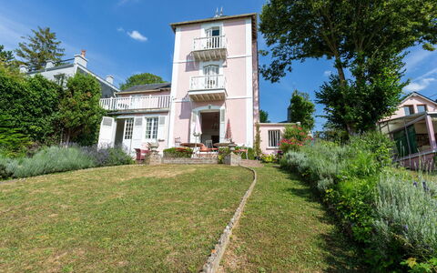 Maison Rose: Arbusto, Casa, Zona Residenziale, Casa, Giardino, Estate, Cortile, Prato, Landscaping, Hacienda
