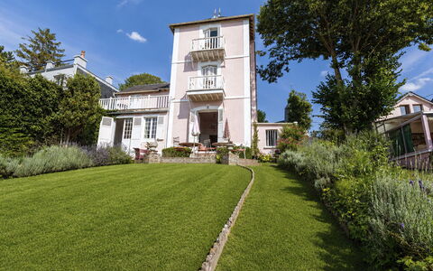 Maison Rose: Zona Residenziale, Arbusto, Casa, Casa, Giardino, Estate, Prato, Cortile, Villetta, Landscaping