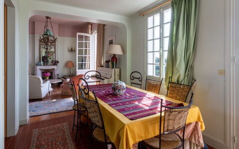 Maison Rose: Mobilia, Interior Design, Sedia, Pavimentazione, Tavolo, Sala Da Pranzo, Legna, Pavimento, Cucina & Sala Da Pranzo Tavolo, Camera
