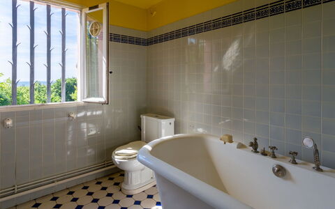 Maison Rose: Pavimentazione, Pavimento, Idraulico Fixture, Interior Design, Piastrella, Bagno, Idraulico, Vasca Da Bagno, Rubinetto