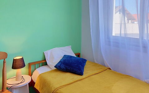 Aqua Riva: Letto, Camera Da Letto, Mobilia, Parete, Interior Design, Pavimento, Lenzuolo, Bedding, Legna, Pavimentazione
