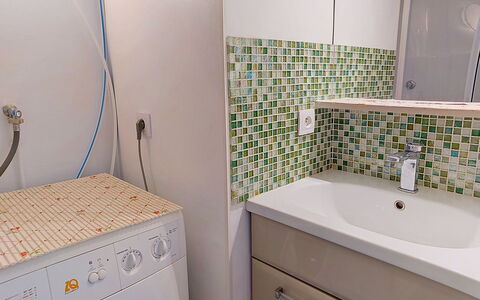 Aqua Riva: Pavimentazione, Idraulico Fixture, Interior Design, Pavimento, Bagno, Lavatrice, Piastrella, Camera, Lavanderia, Idraulico