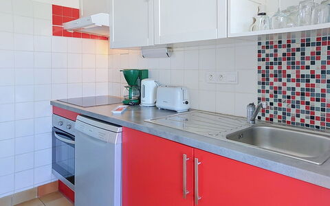 Aqua Riva: Cucina, Controsoffitto, Elettrodomestico Da Cucina, Apparecchio Major, Lavandino Della Cucina, Lavello, Pavimentazione, Idraulico Fixture, Interior Design, Rubinetto