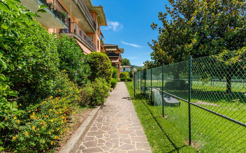Sant'Agata: Zona Residenziale, Arbusto, Appartamento, Giardino, Estate, Prato, Hedge, Sobborgo, Landscaping