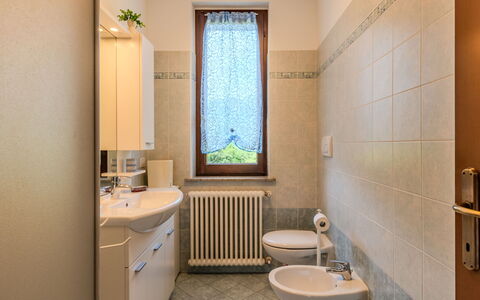 Casa Iolanda: Pavimentazione, Idraulico Fixture, Pavimento, Interior Design, Lavandino Del Bagno, Lavello, Rubinetto, Bagno, Idraulico, Camera