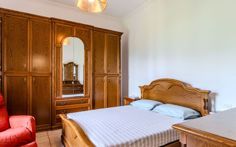 Casa Iolanda: Mobilia, Camera Da Letto, Letto, Interior Design, Legna, Cabinetry, Pavimentazione, Pavimento, Camera, Lenzuolo