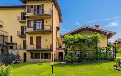 Casa Iolanda: Costruzione, Finestra, Zona Residenziale, Facciata, Casa, Casa, Quartiere, Architettura, Balcone, Appartamento