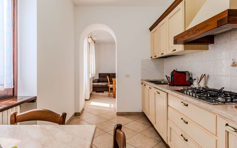 Casa Iolanda: Interior Design, Pavimentazione, Legna, Pavimento, Cucina, Controsoffitto, Camera, Cabinetry, Soffitto, Mobilia