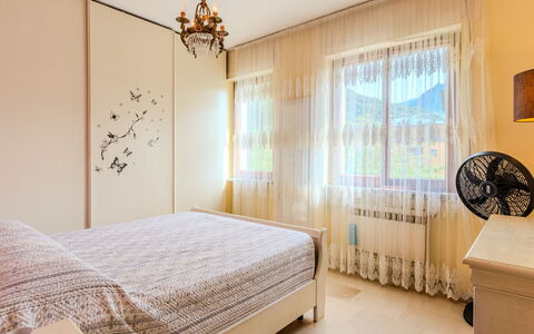 Casa Asia: Letto, Mobilia, Interior Design, Camera Da Letto, Bedding, Parete, Pavimento, Lenzuolo, Pavimentazione, Soffitto