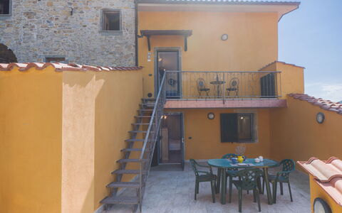Casa Morgana: Parete, Architettura, Porta, Balcone, Le Scale, Corrimano, Color Legno, Pianta Della Casa, Vaso Di Fiori, Colonna