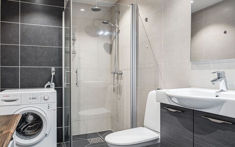 Strandpärlan: Pavimentazione, Pavimento, Idraulico Fixture, Interior Design, Lavello, Soffitto, Rubinetto, Mobiletto Del Bagno, Idraulico, Bagno