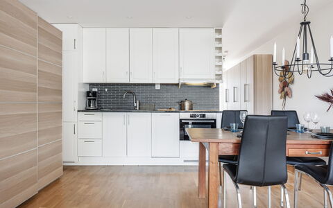 Strandpärlan: Mobilia, Cucina, Pavimentazione, Interior Design, Controsoffitto, Pavimento In Legno, Cabinetry, Elettrodomestico Da Cucina, Pavimento, Legna