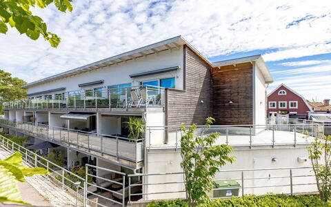 Strandpärlan: Urban Design, Materiale Composito, Balcone, Appartamento, Metallo, Portico, Bicicletta, Acciaio, Corrimano