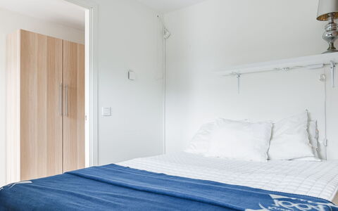 Strandpärlan: Mobilia, Camera Da Letto, Letto, Interior Design, Legna, Lenzuolo, Pavimento, Pavimentazione, Bedding, Biancheria