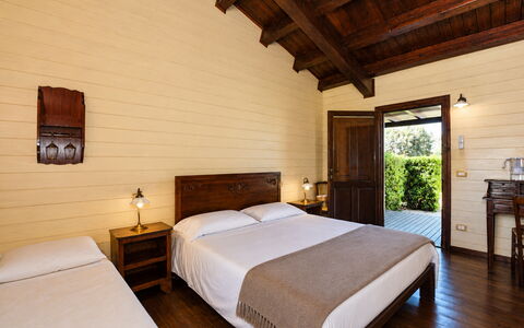 La Muraglia: Legna, Mobilia, Porta, Soffitto, Villetta, Latifoglie, Color Legno, Portico, Sedia, Plank