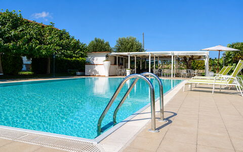 Villa Gertrude: Piscina, Ricorrere, Materiale Composito, Shade, Tempo Libero, Mobili Da Esterno, Eco Hotel, Hotel, Centro Ricreativo, Lettino