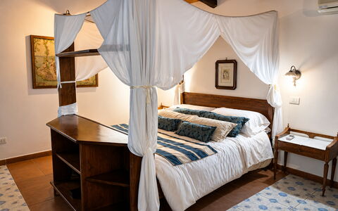 Villa Gertrude: Mobilia, Letto, Camera Da Letto, Interior Design, Legna, Bedding, Pavimento, Biancheria, Camera, Tessile
