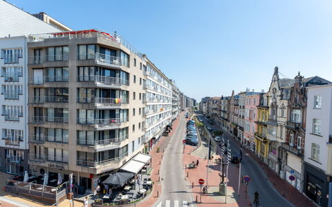 Zeewind Close to the Beach: Mobilia, Interior Design, Pavimentazione, Pavimento, Tavolo, Legna, Soffitto, Sedia, Camera, Divano