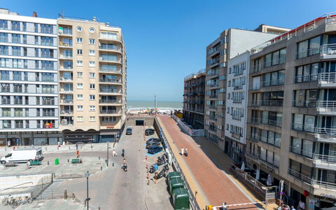 Zeewind Close to the Beach: Mobilia, Interior Design, Pavimentazione, Pavimento, Tavolo, Legna, Soffitto, Sedia, Camera, Divano