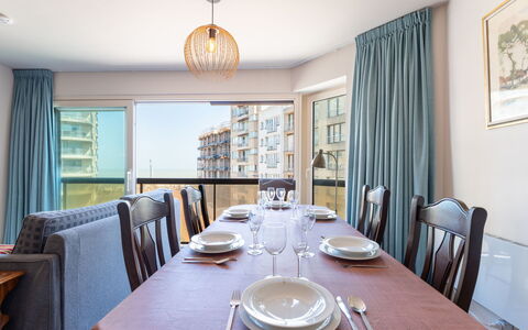 Zeewind Close to the Beach: Mobilia, Interior Design, Pavimentazione, Pavimento, Tavolo, Legna, Soffitto, Sedia, Camera, Divano