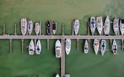 Zeewind Close to the Beach: Mobilia, Interior Design, Pavimentazione, Pavimento, Tavolo, Legna, Soffitto, Sedia, Camera, Divano