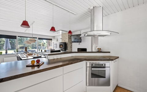 Gyrth - 2.8Km from the Sea: Cucina, Controsoffitto, Interior Design, Soffitto, Pavimentazione, Legna, Lampada, Elettrodomestico Da Cucina, Apparecchio Major, Cabinetry
