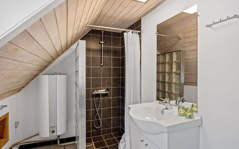Gyrth - 2.8Km from the Sea: Pavimentazione, Idraulico Fixture, Parete, Interior Design, Pavimento, Legna, Soffitto, Lavello, Bagno, Rubinetto