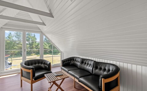 Eufemia - 2.8Km from the Sea: Legna, Pavimentazione, Mobilia, Pavimento In Legno, Pavimento, Interior Design, Soffitto, Soggiorno, Divano, Latifoglie