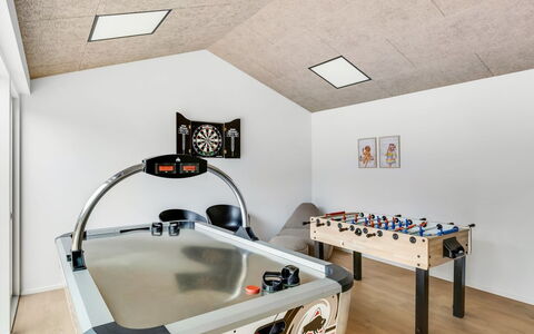 Huldrik - 900M from the Sea: Mobilia, Interior Design, Pavimentazione, Pavimento, Tavolo, Legna, Soffitto, Sedia, Camera, Divano