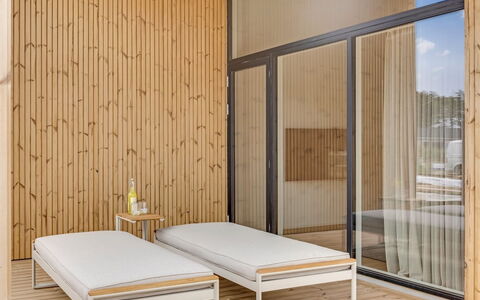 Huldrik - 900M from the Sea: Mobilia, Interior Design, Pavimentazione, Pavimento, Tavolo, Legna, Soffitto, Sedia, Camera, Divano