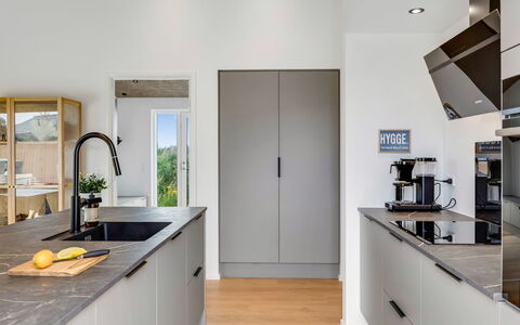 Huldrik - 900M from the Sea: Cucina, Elettrodomestico Da Cucina, Controsoffitto, Interior Design, Pavimentazione, Cabinetry, Mobilia, Apparecchio Major, Elettrodomestico, Legna