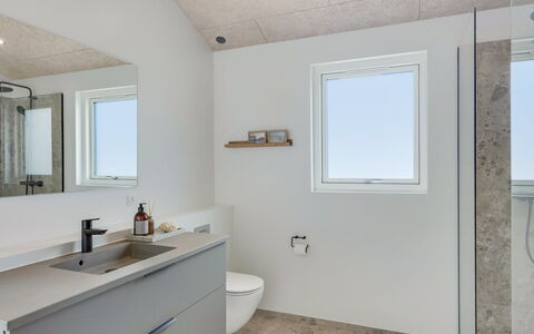 Huldrik - 900M from the Sea: Parete, Idraulico Fixture, Pavimentazione, Soffitto, Pavimento, Bagno, Interior Design, Idraulico, Rubinetto, Mobiletto Del Bagno