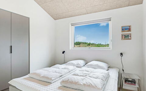 Huldrik - 900M from the Sea: Soffitto, Camera Da Letto, Illuminazione Diurna, Letto, Bedding, Telaio Del Letto, Lampada, Lenzuolo, Cuscino, Gesso