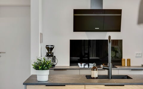 Huldrik - 900M from the Sea: Controsoffitto, Cucina, Elettrodomestico Da Cucina, Cabinetry, Interior Design, Mobilia, Pavimentazione, Elettrodomestico, Legna, Apparecchio Major