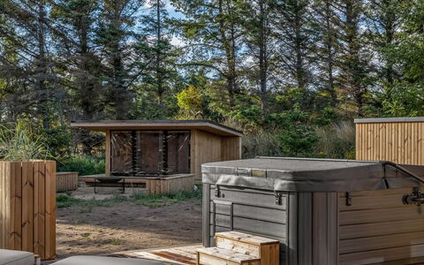 Huldrik - 900M from the Sea: Legna, Capannone, Log Cabin, Edifici Giardino, Latifoglie, Color Legno, Plank, Giardino, Deck, Struttura Esterna